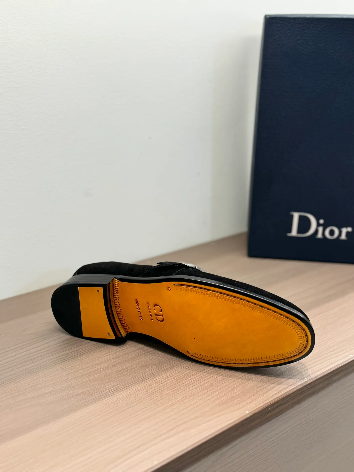 [Dior Dior] Top P: 960💰 Standard code 39-44 (38.45.46 custom-made, non-refundable and non-exchangeable) Dior Dior's latest high-end men's boutique casual leather shoes, the upper is carefully made of black cowhide/open-edge beaded leather/high-mercerized frosted cowhide, the classic silhouette shows elegance, and the upper strap is matched with a metal-coated CD Icon decorative buckle to enhance the style. Comfortable and lightweight, the Italian leather sole features anti-slip rubber inserts. The Blake structured leather sole with anti-slip details showcases Dio*'s exceptional craftsmanship. Elegant and refined, it can be matched with all kinds of suits.
